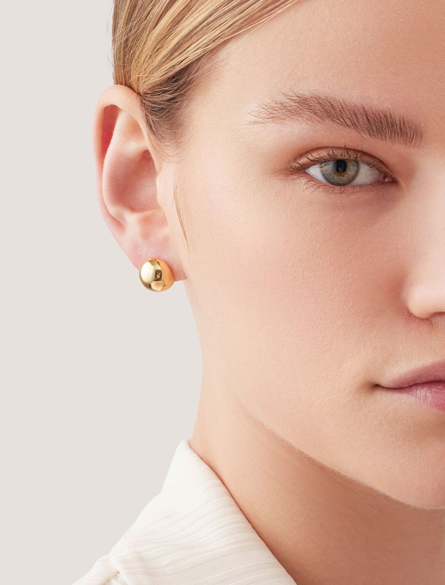 Mujer con joyas brillantes de temporada